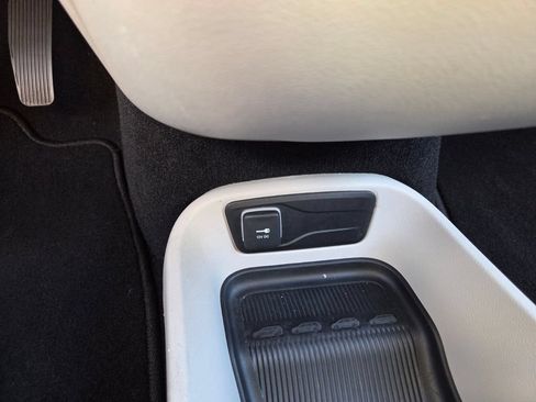 Used 2023 Chrysler Pacifica Touring-L FWD image 26