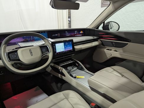 Used 2025 Lincoln Nautilus Premier image 12