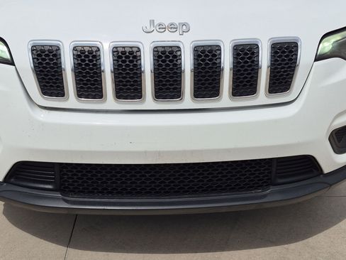 Used 2019 Jeep Cherokee Latitude Plus AWD/4WD image 9