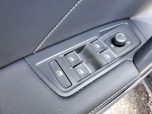 Used 2022 Volkswagen Tiguan SE w/ Panoramic Sunroof Package image 18