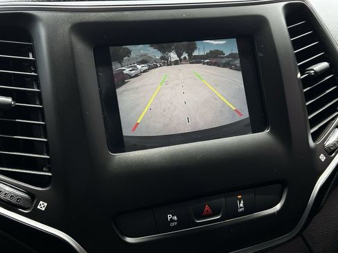 Used 2021 Jeep Cherokee Latitude Plus FWD image 16