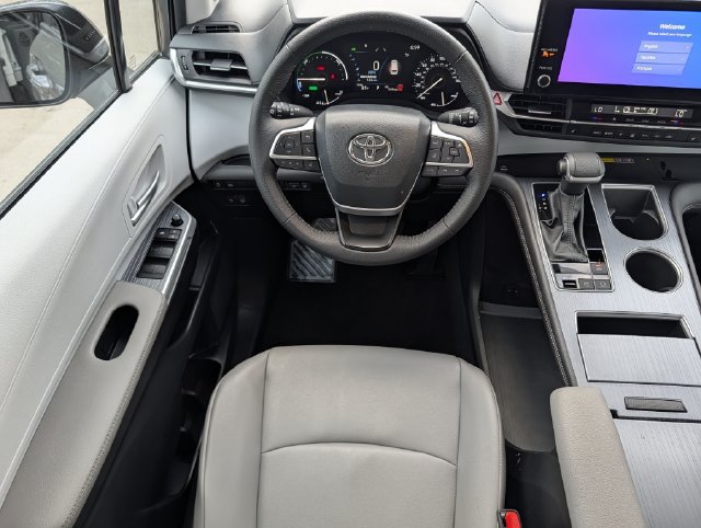 Certified 2026 Toyota Sienna XLE FWD image 12