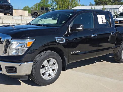 Used 2017 Nissan Titan SV RWD image 1