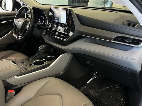Used 2020 Toyota Highlander XLE FWD image 46