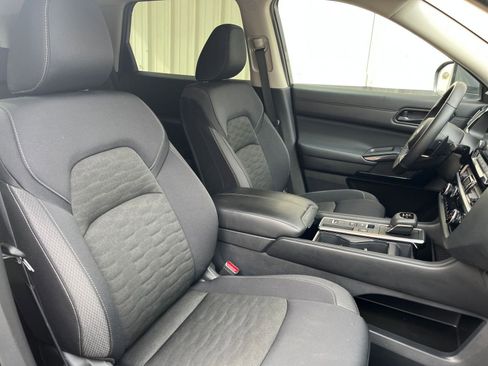 Used 2025 Nissan Pathfinder SV image 39