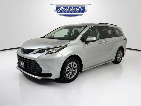 Used 2023 Toyota Sienna LE FWD image 3