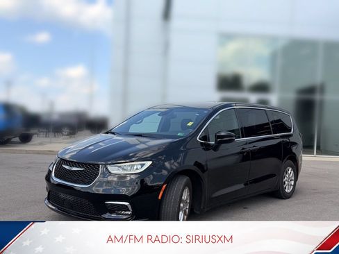 Used 2025 Chrysler Pacifica Select FWD image 2