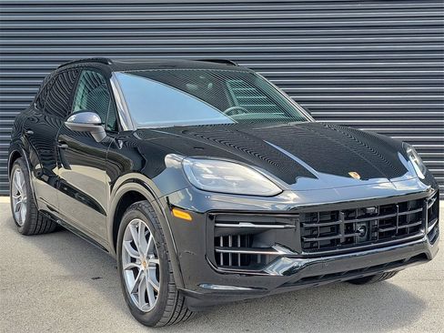 Used 2025 Porsche Cayenne image 9