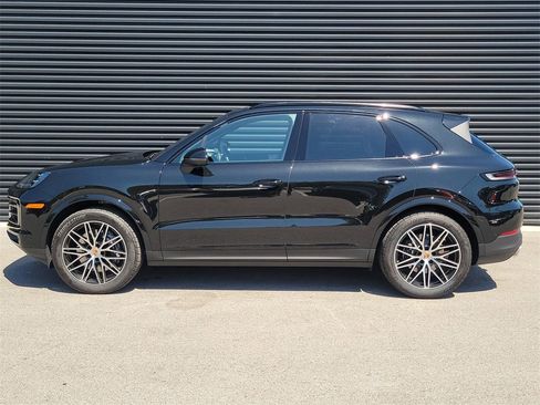 Used 2025 Porsche Cayenne image 2