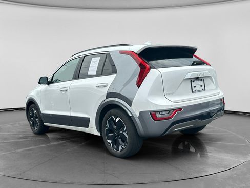 Used 2023 Kia Niro Wave w/ Wave Preserve Package FWD image 2