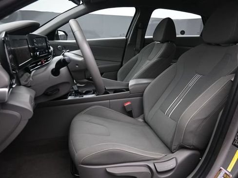 Used 2022 Hyundai Elantra SEL w/ Convenience Package FWD image 10