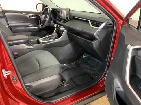Used 2022 Toyota RAV4 XLE w/ XLE Grade Weather Package AWD/4WD image 38