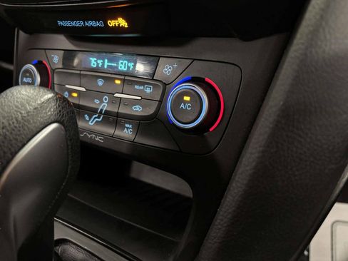 Used 2018 Ford Focus SE w/ SE Appearance Package image 26