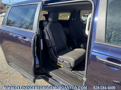 Used 2023 Kia Carnival LX image 14