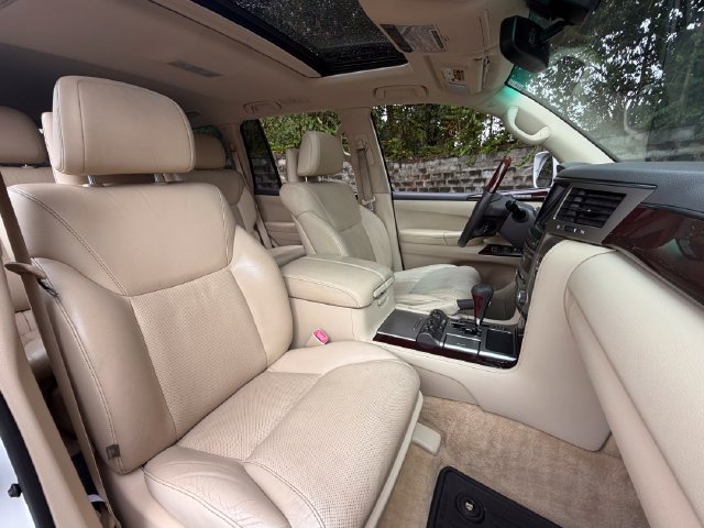 Used 2015 Lexus LX 570 4WD w/ Luxury Package image 25