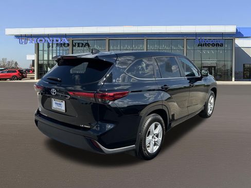 Used 2023 Toyota Highlander LE AWD/4WD image 5