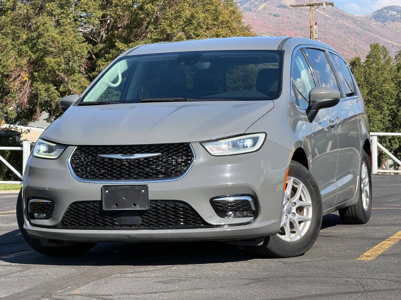 Used 2023 Chrysler Pacifica Touring-L FWD image 1
