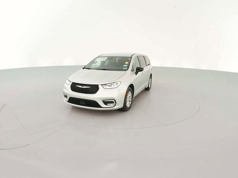 New 2026 Chrysler Pacifica Select image 3