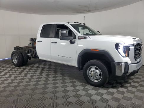 Used 2024 GMC Sierra 3500 Pro w/ Convenience Package AWD/4WD image 3
