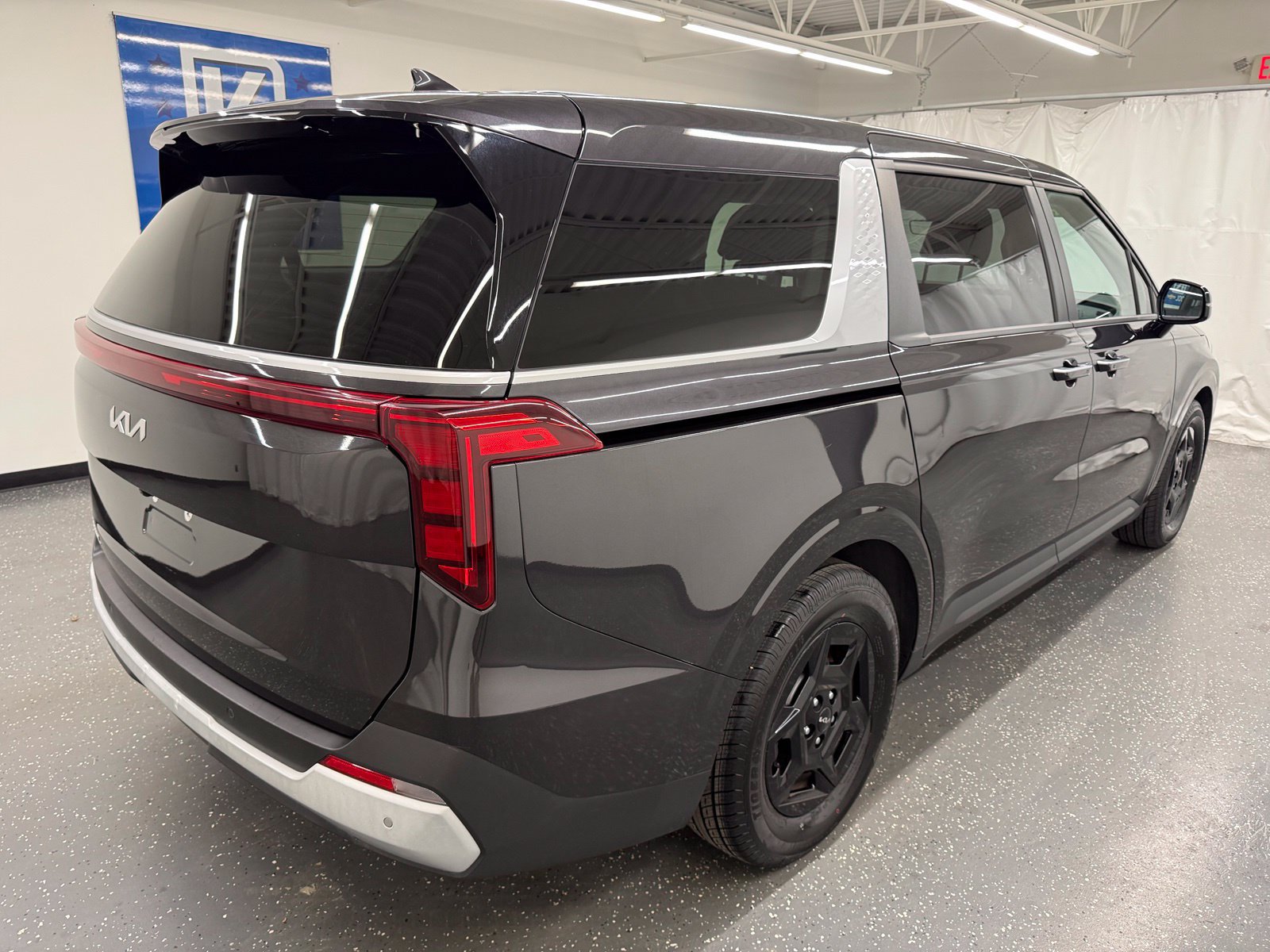 Used 2025 Kia Carnival FWD image 2