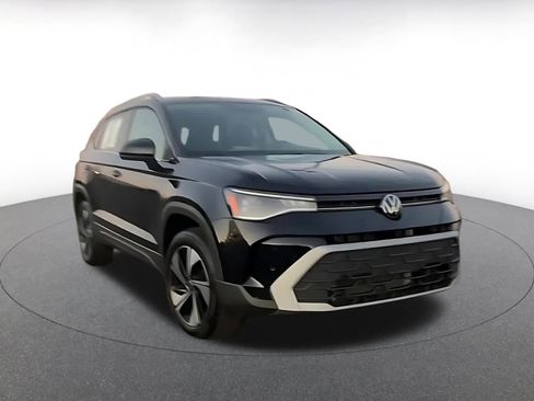 Used 2025 Volkswagen Taos SE image 3