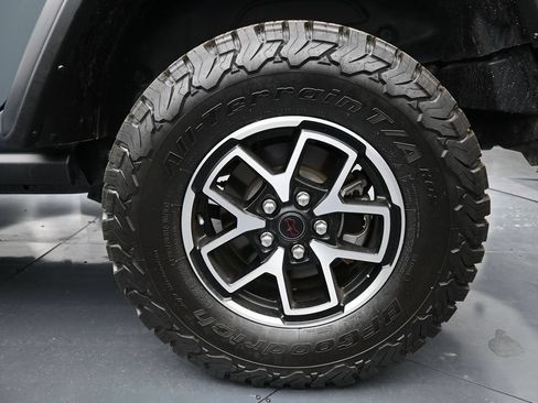 Used 2025 Jeep Wrangler Unlimited Rubicon AWD/4WD image 3