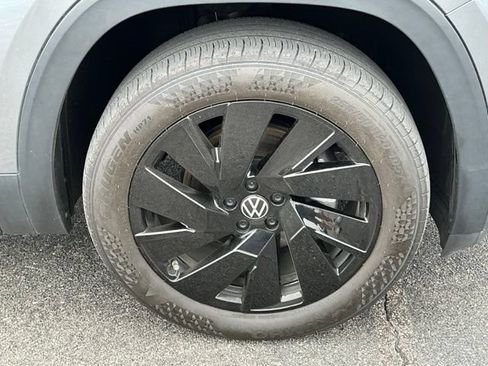 Certified 2024 Volkswagen Atlas SE w/ Black Wheel Package FWD image 9