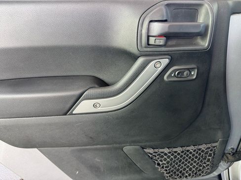 Used 2018 Jeep Wrangler Sahara w/ Connectivity Group image 15