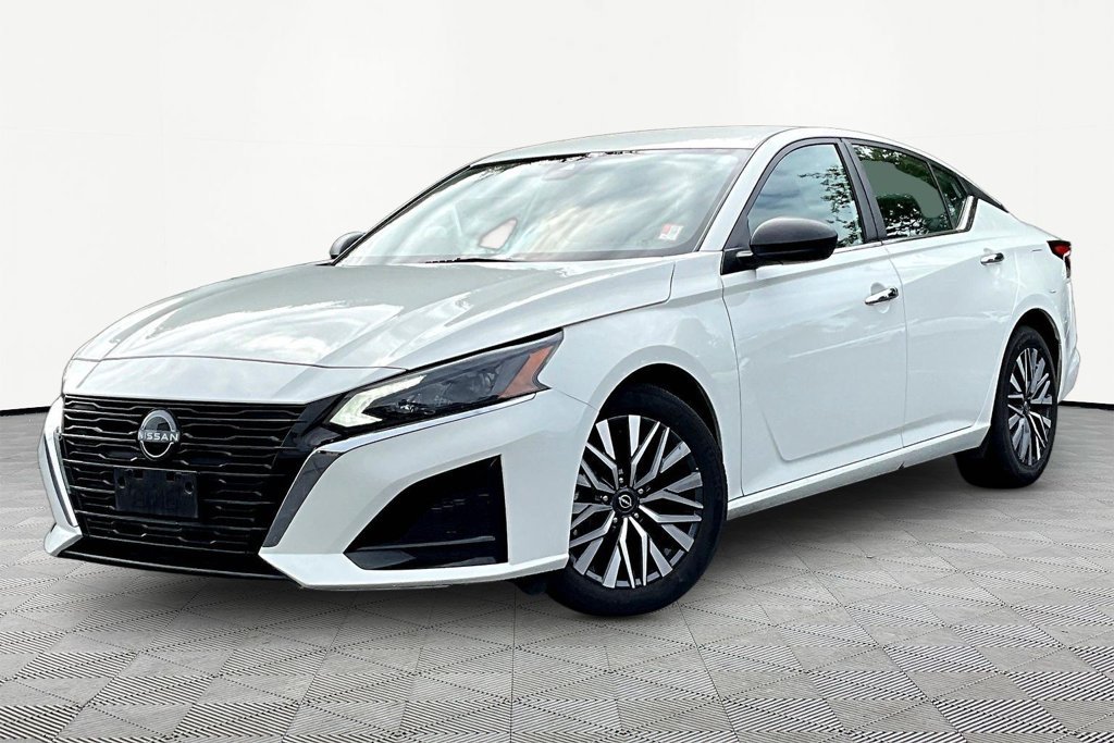 Used 2025 Nissan Altima 2.5 SV FWD image 1