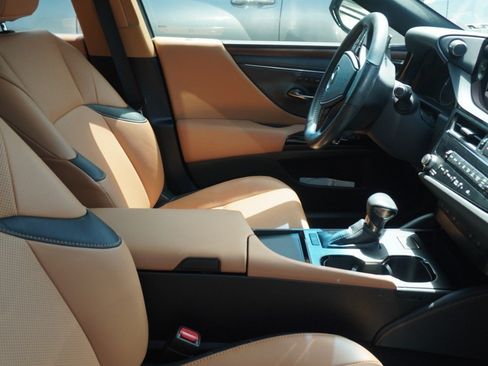 Used 2024 Lexus ES 350 w/ Premium Package FWD image 9