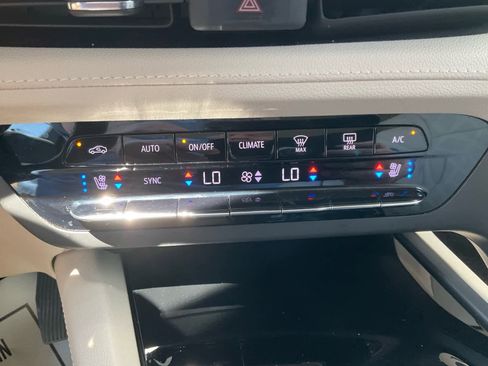 Used 2022 Buick Envision Avenir w/ Technology Package II AWD/4WD image 12