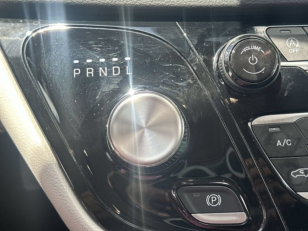 Used 2024 Chrysler Pacifica Touring-L FWD image 27