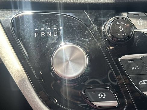 Used 2024 Chrysler Pacifica Touring-L FWD image 27