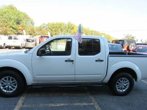 Used 2019 Nissan Frontier SV image 3