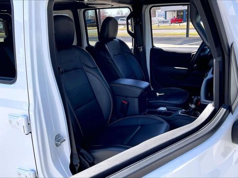 Used 2023 Jeep Wrangler Sahara w/ Cold Weather Group image 9