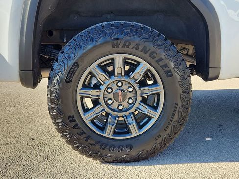 Used 2024 GMC Sierra 1500 AT4X image 12