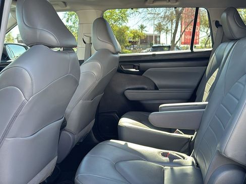 Used 2021 Toyota Highlander XLE image 27