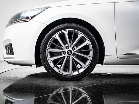 Used 2019 Kia Cadenza Technology image 13