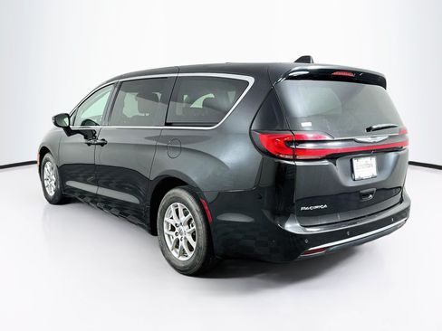 Used 2023 Chrysler Pacifica Touring-L FWD image 5