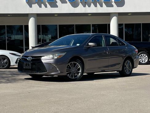 Used 2017 Toyota Camry SE image 1