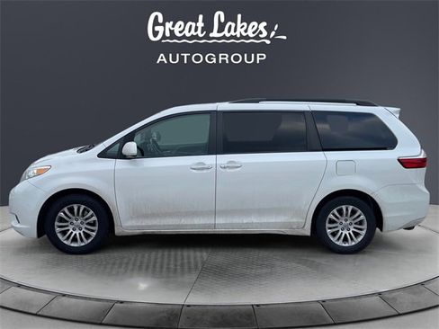 Used 2017 Toyota Sienna XLE image 2