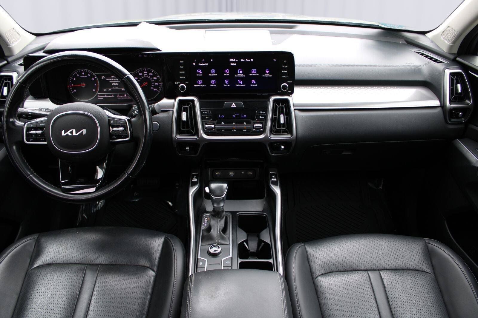 Used 2023 Kia Sorento S w/ Panoramic Sunroof Package FWD image 2