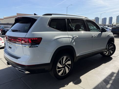Used 2025 Volkswagen Atlas SE w/ Panoramic Sunroof Package image 4