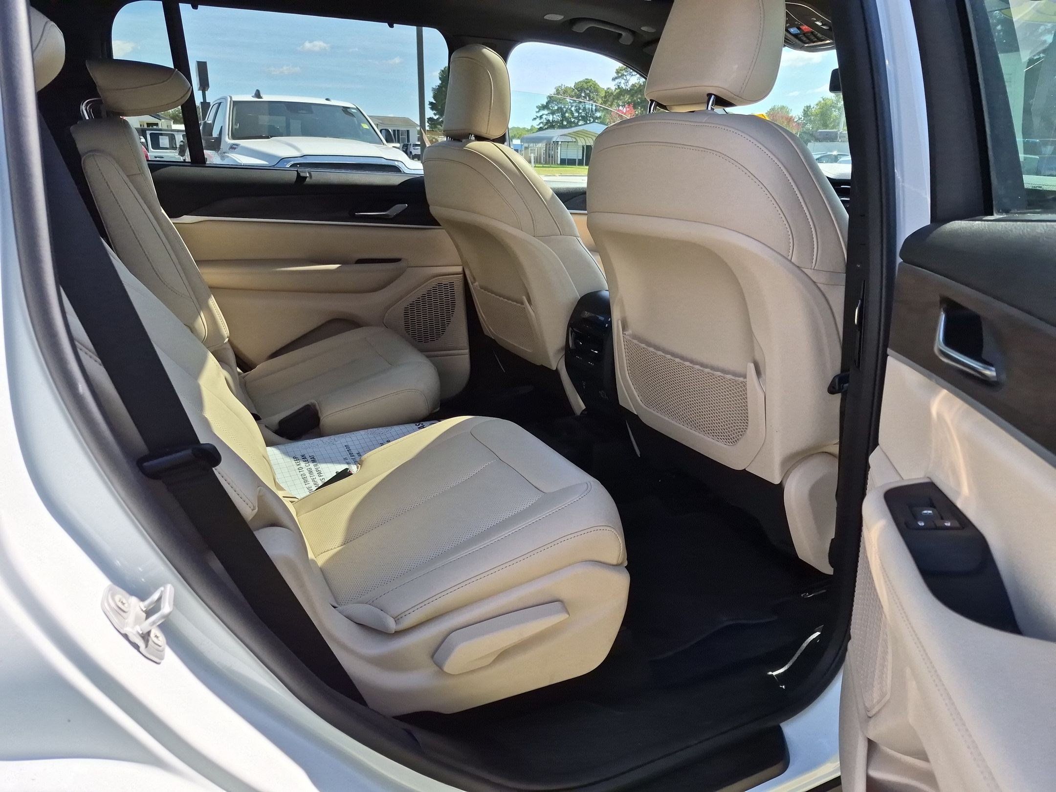 Used 2025 Jeep Grand Cherokee L Limited w/ Luxury Tech Group II RWD image 19