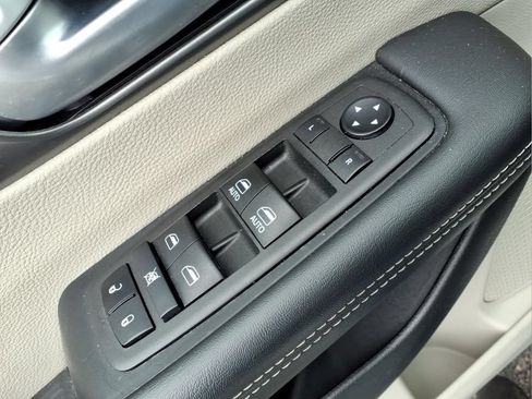 Used 2024 Chrysler Pacifica Touring-L FWD image 17