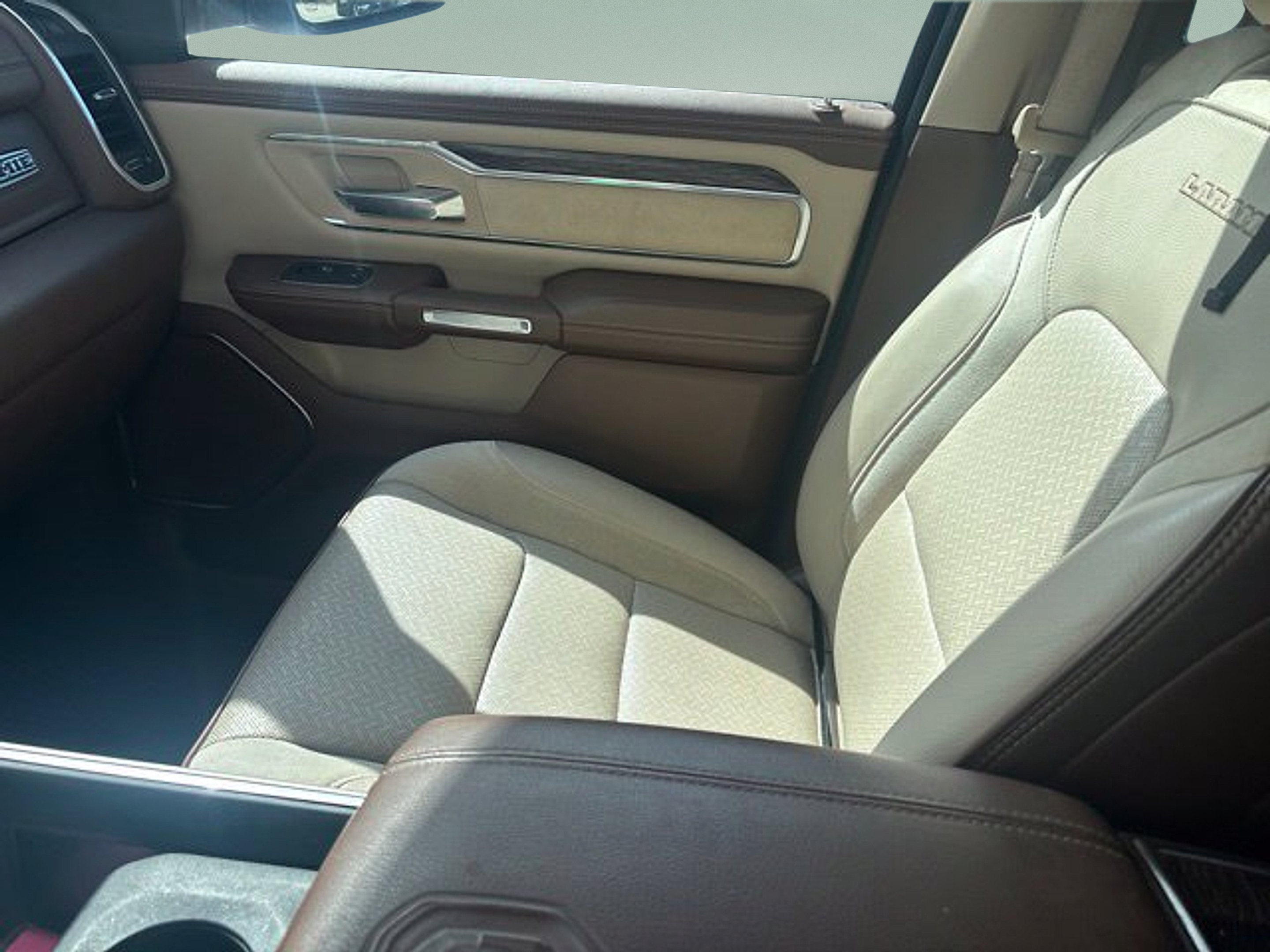 Used 2019 RAM 1500 Laramie AWD/4WD image 10