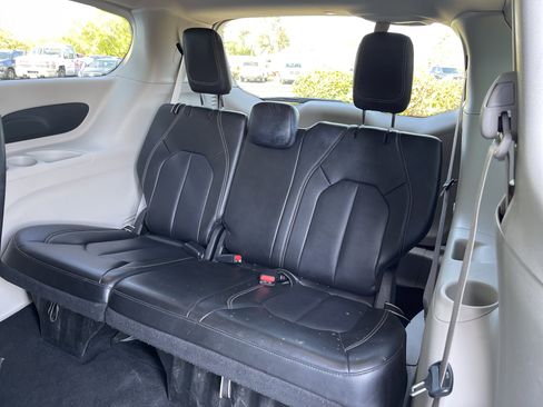 Used 2024 Chrysler Pacifica Touring-L image 41