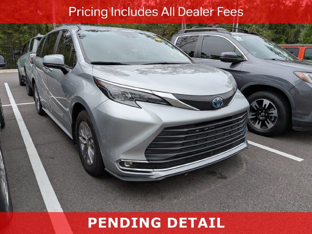 Used 2024 Toyota Sienna XLE FWD image 1