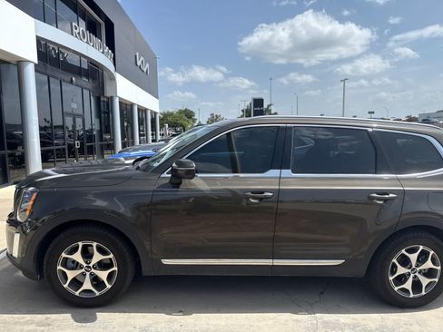 Used 2020 Kia Telluride EX w/ Towing Package FWD image 3