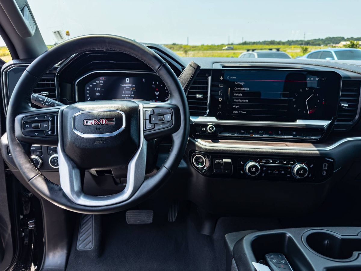 Used 2025 GMC Sierra 1500 SLT AWD/4WD image 6